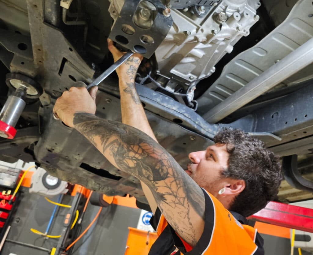 servicing-with-dealer-vs-servicing-at-my-mechanics-auto-service-centre-which-is-better-for-you-03